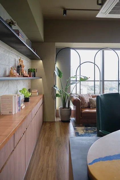 Lounge corner with leather sofa beneath the arched window